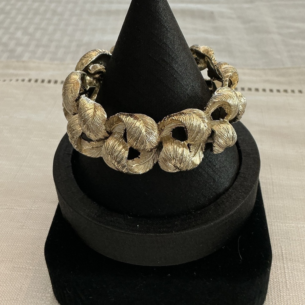 Lisner Vintage Gold Tone Plumb Bracelet